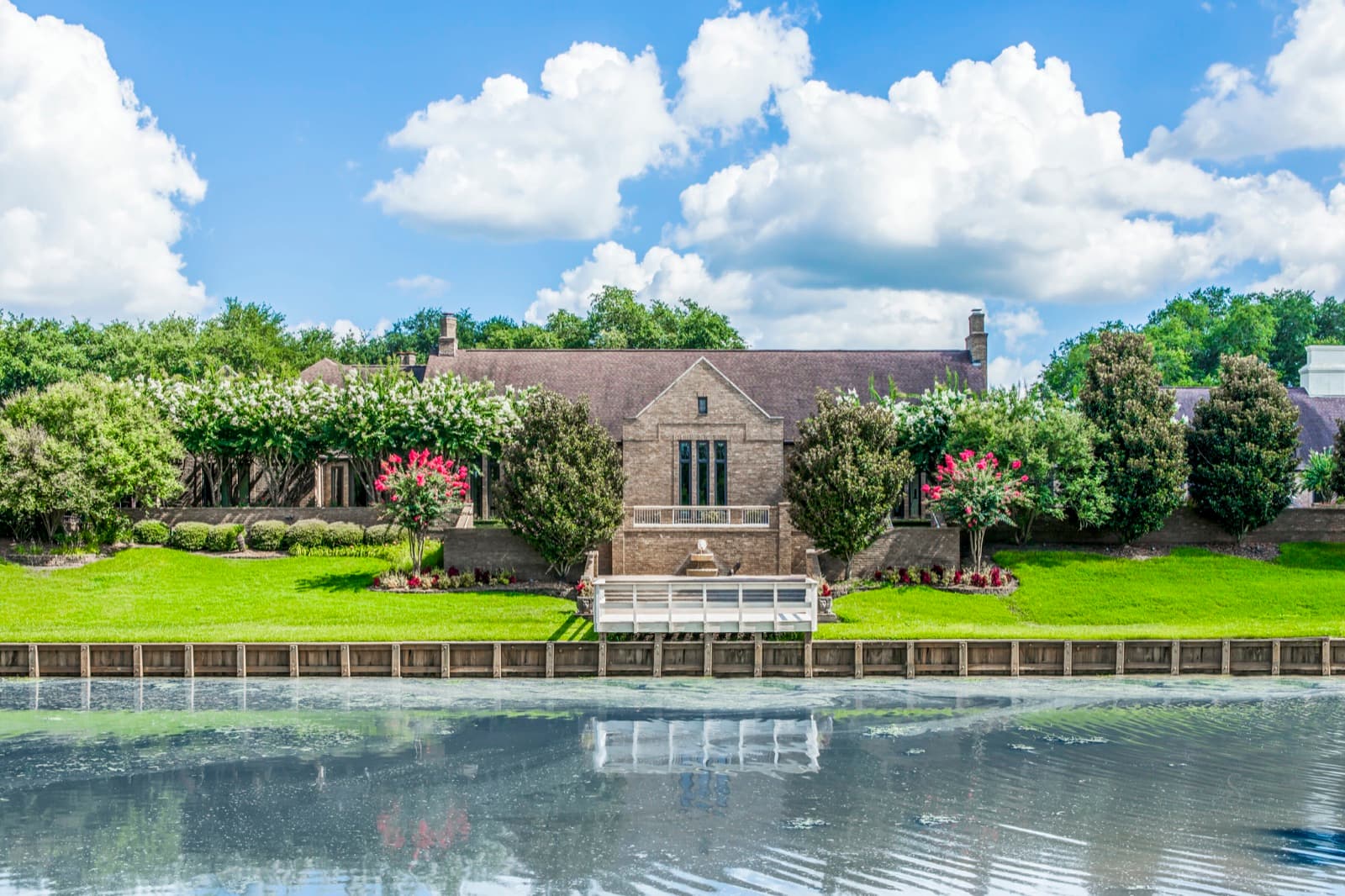 Weston Lakes Country Club clubhouse overlooking the lake